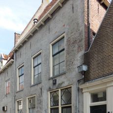 Woonhuis met half schilddak en gepleisterde gevel