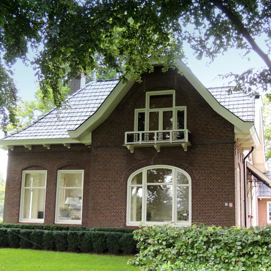 Rentenierswoning in Overgangsstijl met aangebouwde schuur