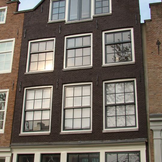 Huis met gevel, onder klokvormige rollagentop