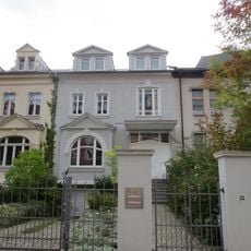 Wohnhaus in geschlossener Bebauung mit Vorgarten und Einfriedung Agricolastraße 27