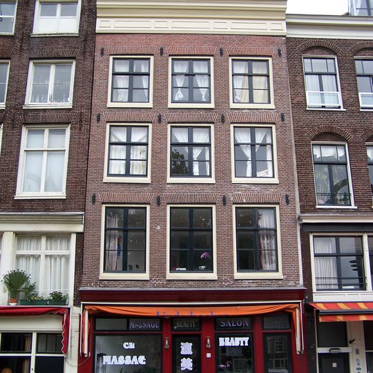 Pand met gevel onder rechte lijst