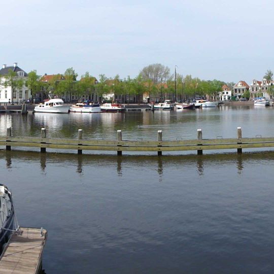 Noorderkade, Bierkade, Zuiderkade, gracht, kerkhof en de overblijfselen van de vroegere omwalling