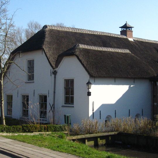Boerderij, gepleisterd. Rieten wolfdak, vensters met zesruitsschuiframen