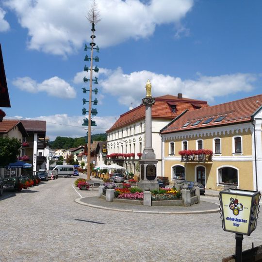 Mariensäule und Kriegerdenkmal