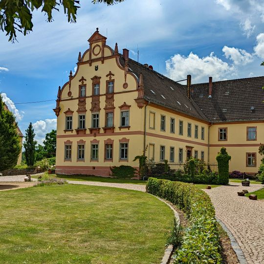 Sachgesamtheit Rittergut Kössern, mit folgenden Einzeldenkmalen: Herrenhaus , Wohn- und Wirtschaftsgebäude mit ehemaligem Pferdestall , Kuhstall , Stützmauern und Einfriedung