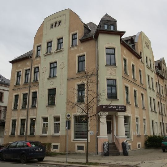 Mietshaus in halboffener Bebauung in Ecklage, mit Vorgarten Bodelschwinghstraße 29