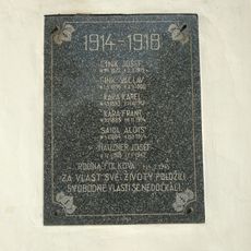 Pomník padlým na kapli v Nynicích