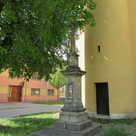 Kříž v Němčicích nad Hanou za kostelem na Komenského náměstí