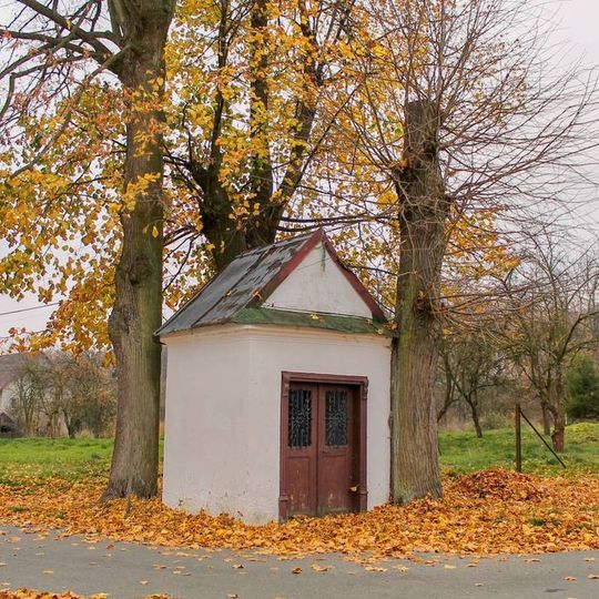 Kaplička na okraji Raškova na rozcestí