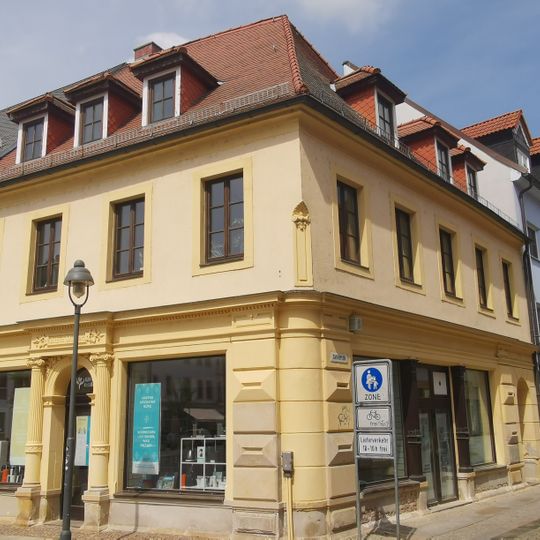 Wohnhaus in geschlossener Bebauung in Ecklage Sattelstraße 1