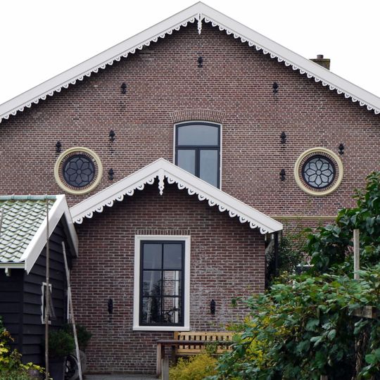 Bijgebouw aan de westzijde van de voormalige pastorie met aanbouw aan de noordwesthoek