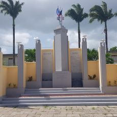 Square et monument aux morts de Lamentin