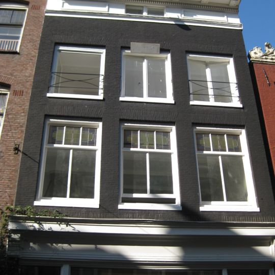 Pand met gevel onder rechte lijst