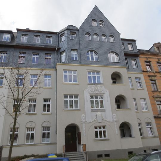 Mietshaus in geschlossener Bebauung mit Vorgarten Further Straße 53