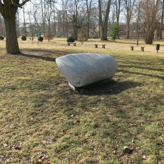 Kamenná plastika Tělo v zámeckém parku v Ostrově nad Ohří