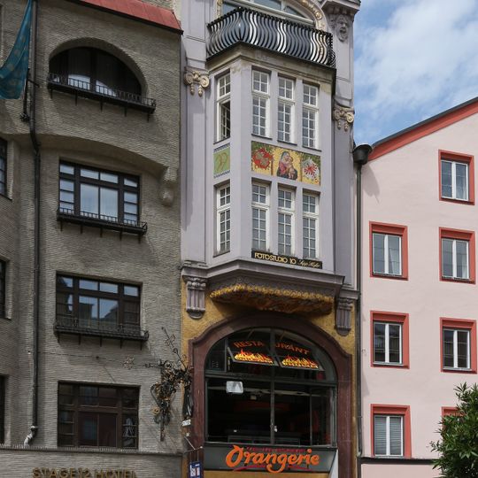 Wohn- und Geschäftshaus