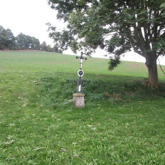 Kříž na svahu u Podvezského mlýna jižně od Mrákova