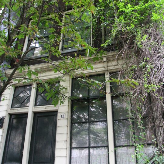 Pand met gevel onder rechte lijst waarboven een dwars dak