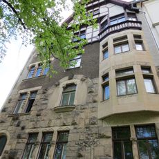 Mietshaus in halboffener Bebauung mit Vorgarten Enzmannstraße 13.jpg