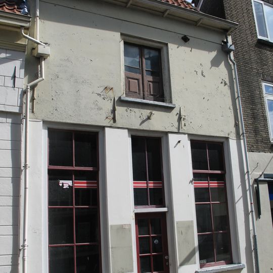 Pakhuis met gepleisterde rechte gevel