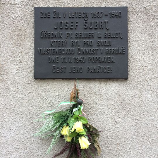 Pamětní deska Josefu Šubrtovi na domě Koldínova 1522/1 na Žižkově