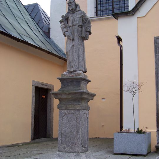 Socha svatého Františka z Assisi u kostela svatého Antonína Paduánského v Sokolově