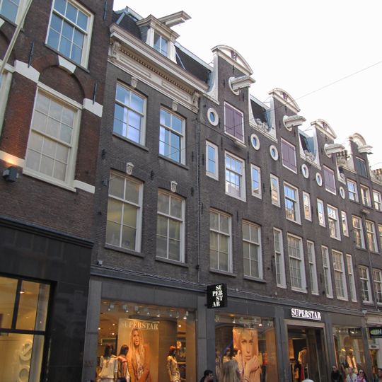 Pand met halsgevel met wapen van Amsterdam in de afdekking en twee oeils-de-boeuf. Vormt groep met nrs 100 en 104.