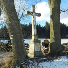 Kříž Martina Mácy u polní cesty mezi Batelovem a Lovětínem