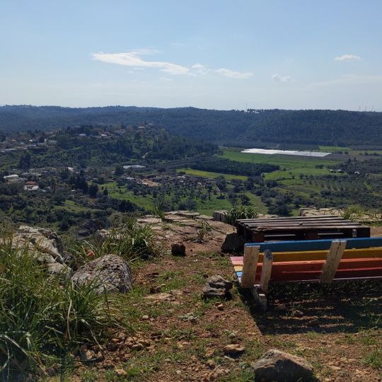 ספסל ותצפית