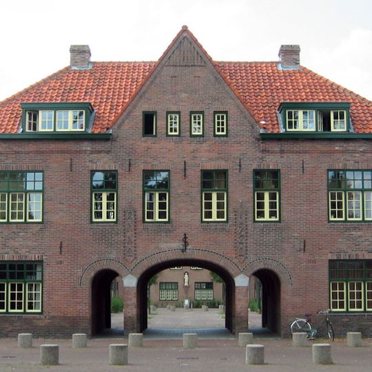 Poortgebouw met woningen in Traditionele stijl in een straatwand