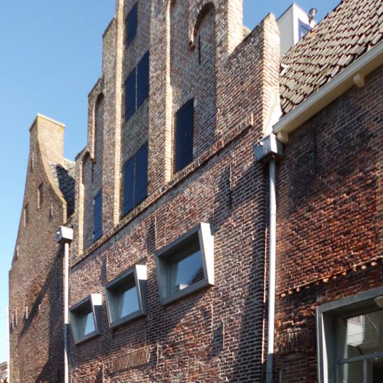 Huis met gotische trapgevel waarvan de ezelsruggen verdwenen zijn
