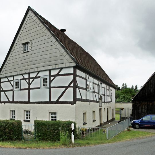 Wohnstallhaus und Scheune eines ehemaligen Kleinbauernhofes Freitaler Straße 4