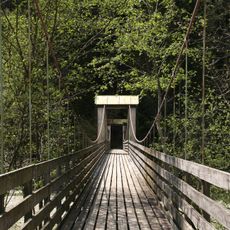 Ehem. Eisenbahnbrücke, heute Fußgängerbrücke (Drahtseilsteg)