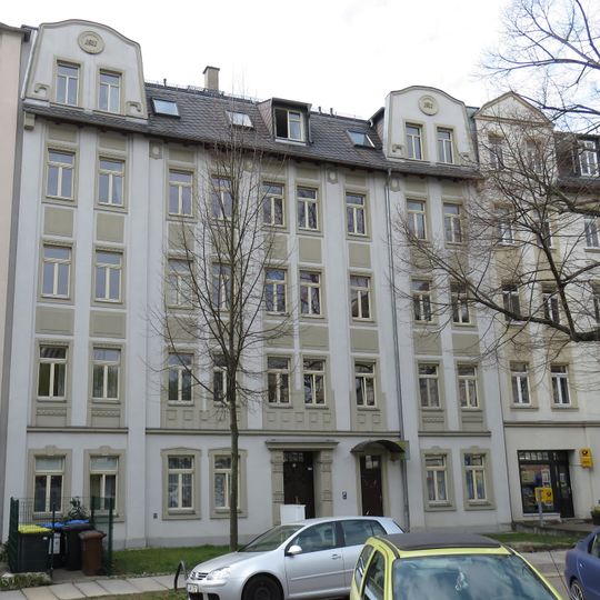 Mietshaus in geschlossener Bebauung mit Vorgarten Orthstraße 7