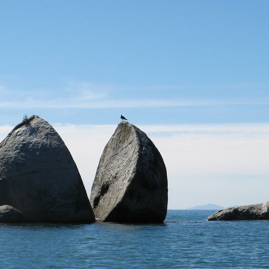 Tokangawhā / Split Apple Rock