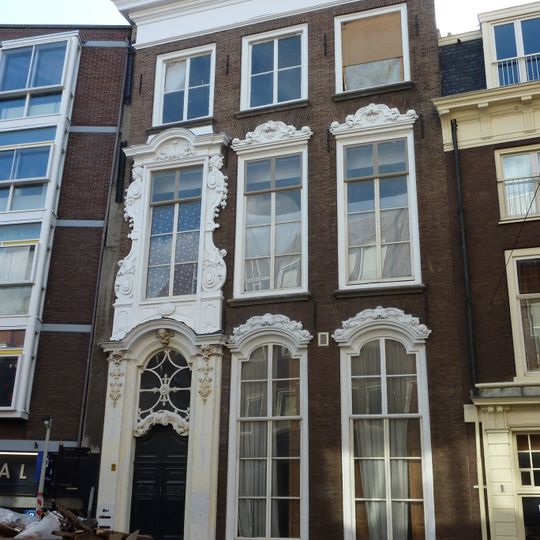 Pand met bijzonder rijke toepassing van de Lodewijk XIV stijl versierde ingangstravee en kuifstukken boven de vensters, natuurstenen stoep