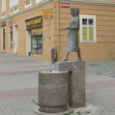 Socha dívky s virgulí v Dlouhé ulici v Litoměřicích