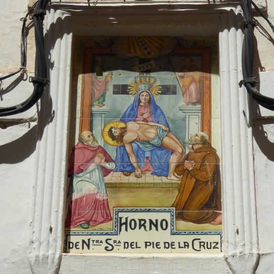 Retablo cerámico de la Virgen al pie de la Cruz de la calle Torreta