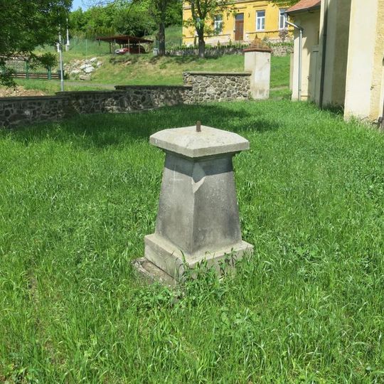 Kříž u kostela v Úhošťanech