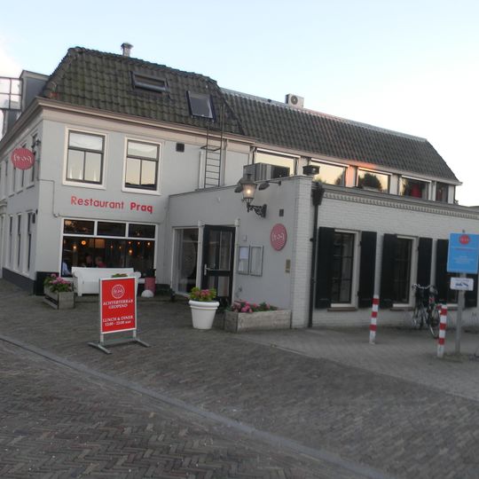 Herberg "De Oude Prins", gepleisterd huis met strakke gootlijsten