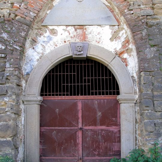 Kalvária, múr oporný s kryptou