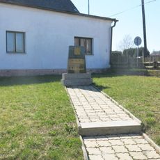 Hasičský pomník u hasičské stanice v Brništi