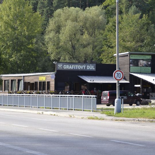 Most Chvalšinské ulice přes Polečnici poblíž grafitového dolu