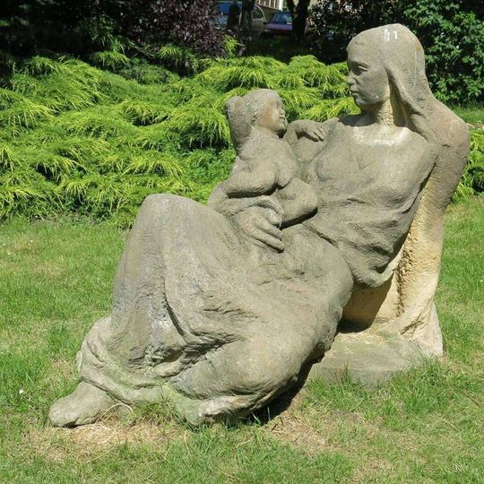 Socha Matka s dítětem v parku Severní Terasa v Ústí nad Labem