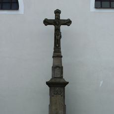 Kříž u kostela ve Valči