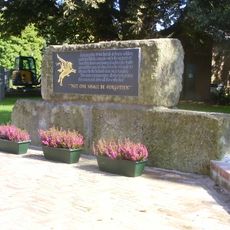 Gedenksteen bij de N.H. kerk