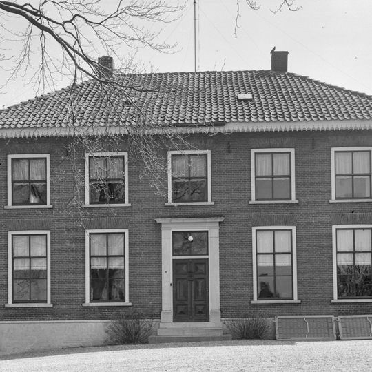 Ruimzicht: T-boerderij, bijschuur en hek