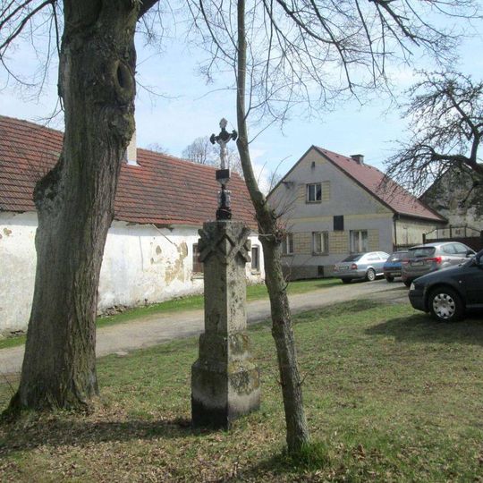 Kříž na rozcestí v jižní části Velenov