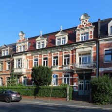 Wohnhaus in geschlossener Bebauung mit Einfriedung Lessingplatz 19