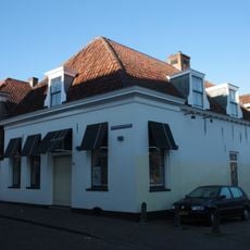 Lage woning met rechte daklijst